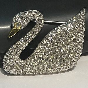 Brooch - Swarovski crystal pavé swan - RETIRED